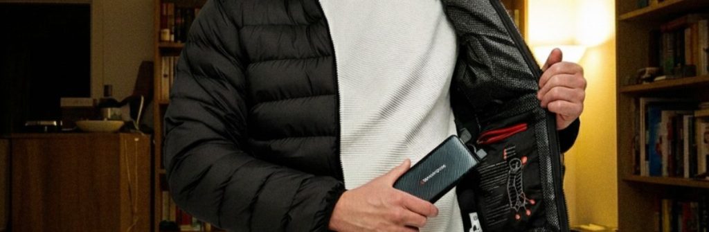 Homme qui ouvre sa veste chauffante